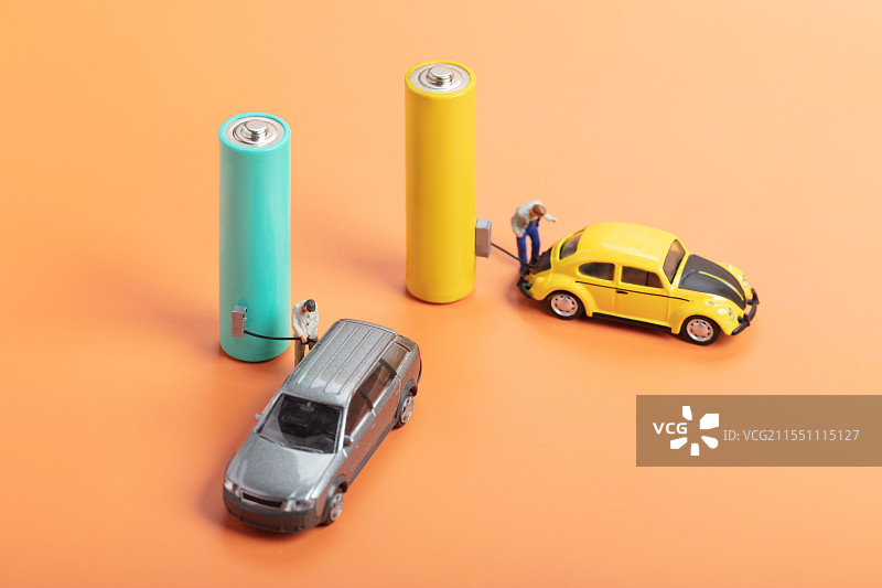 微缩创意正在给新能源汽车充电的人图片素材