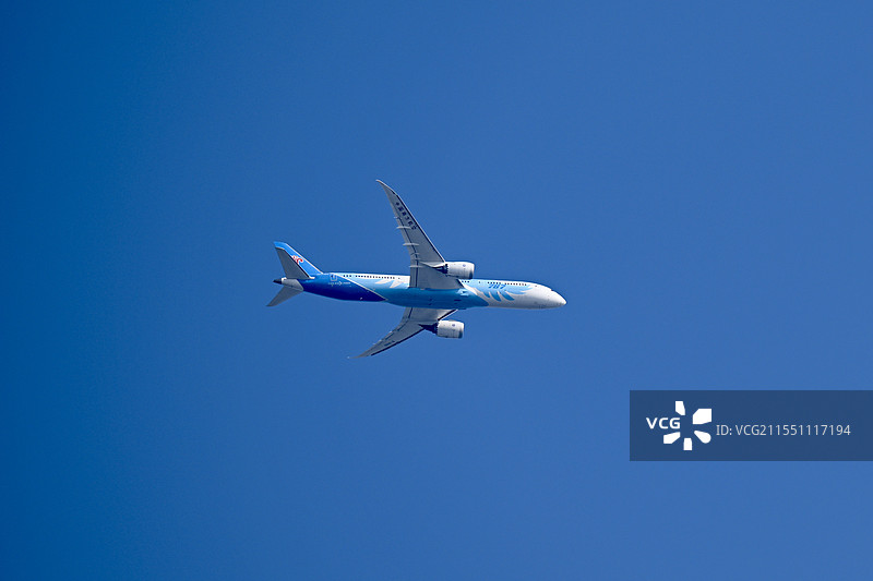 蓝天上的南方航空图片素材