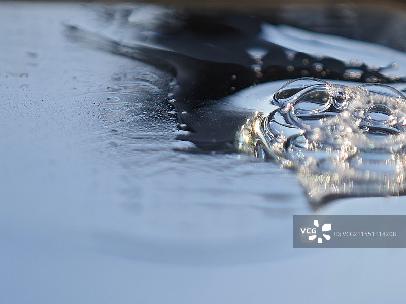 蓝天下的梦幻肥皂泡泡图片素材