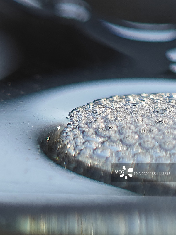 蓝天下的梦幻肥皂泡泡图片素材