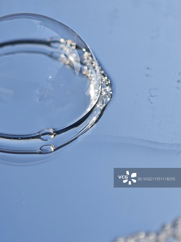 蓝天下的梦幻肥皂泡泡图片素材