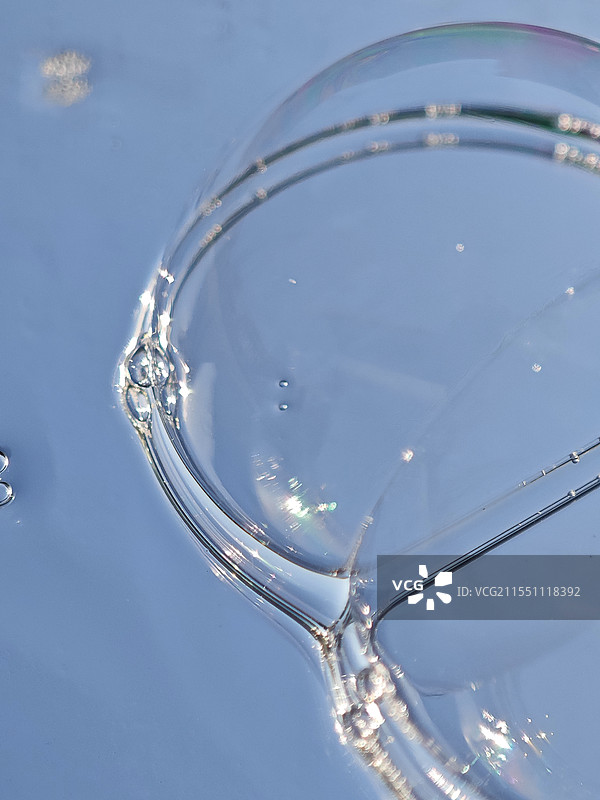 蓝天下的梦幻肥皂泡泡图片素材