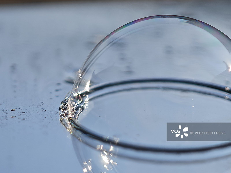 蓝天下的梦幻肥皂泡泡图片素材