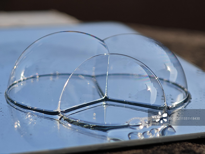 蓝天下的梦幻肥皂泡泡图片素材