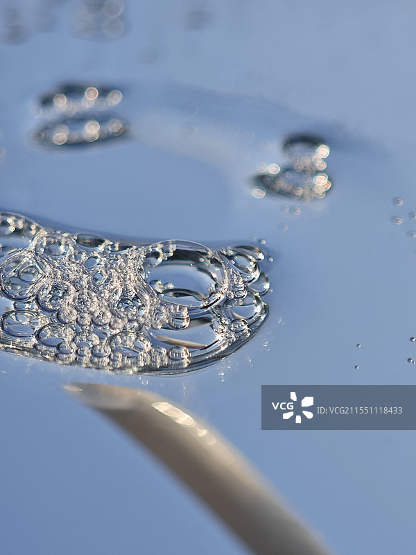 蓝天下的梦幻肥皂泡泡图片素材