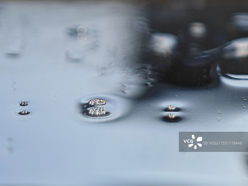 蓝天下的梦幻肥皂泡泡图片素材