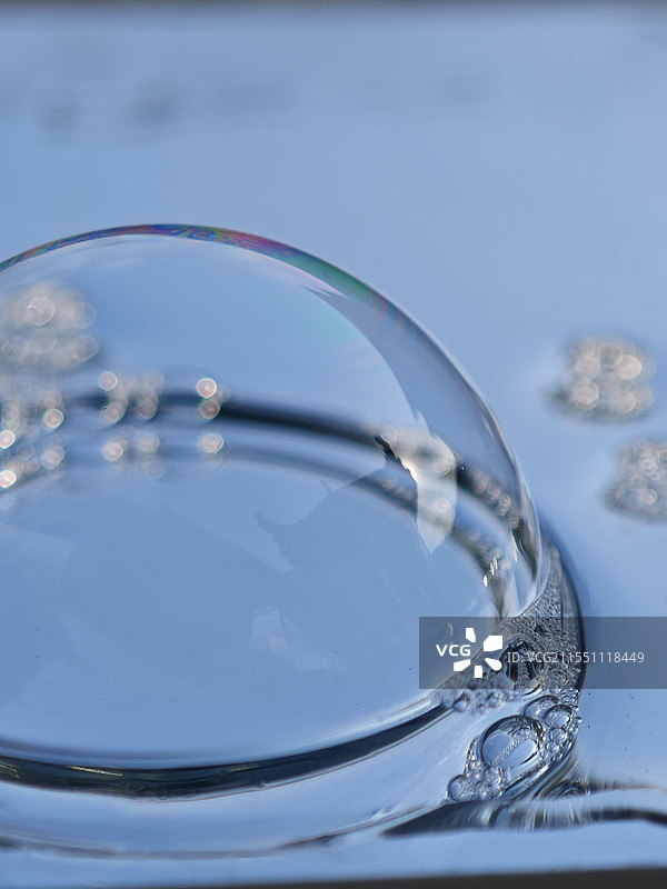 蓝天下的梦幻肥皂泡泡图片素材