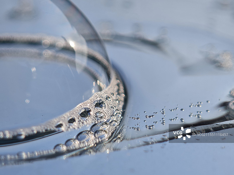 蓝天下的梦幻肥皂泡泡图片素材