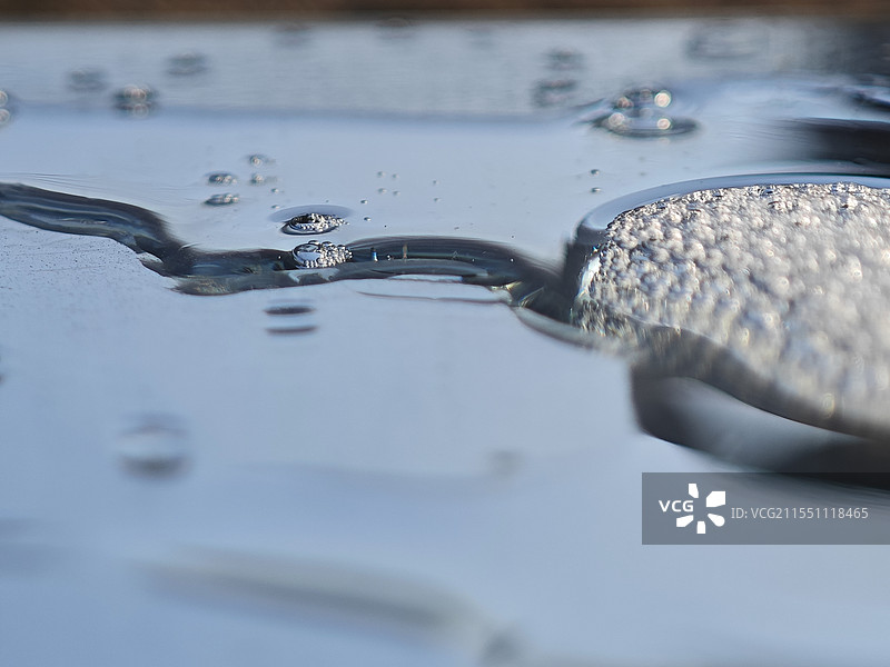 蓝天下的梦幻肥皂泡泡图片素材