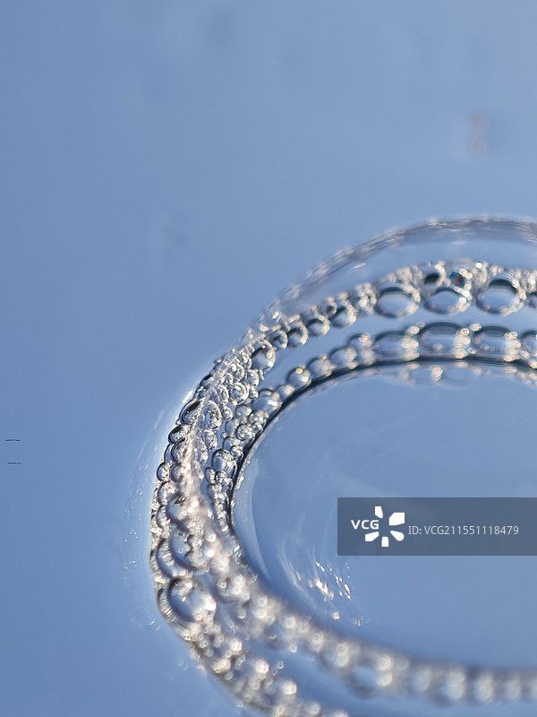 蓝天下的梦幻肥皂泡泡图片素材