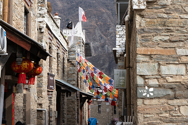 四川阿坝理县甘堡藏寨 多彩经幡下的古镇图片素材