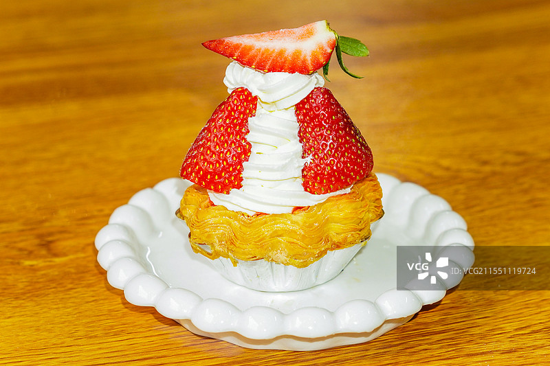 草莓奶油蛋挞的美味甜点图片素材