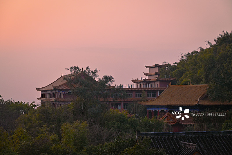 南充市凌云山古寺的黄昏时刻图片素材