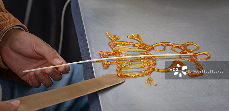 中国传统美食小猪佩奇糖画图片素材