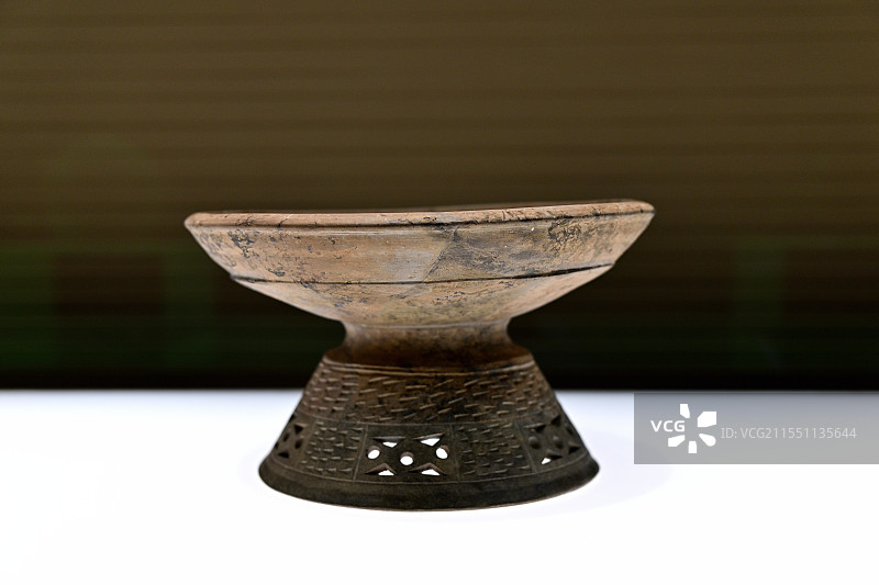 灰陶刻纹豆，新石器时代崧泽文化，上海青浦崧泽遗址51号墓出土，陶瓷馆，中国古代陶瓷，上海博物馆东馆图片素材