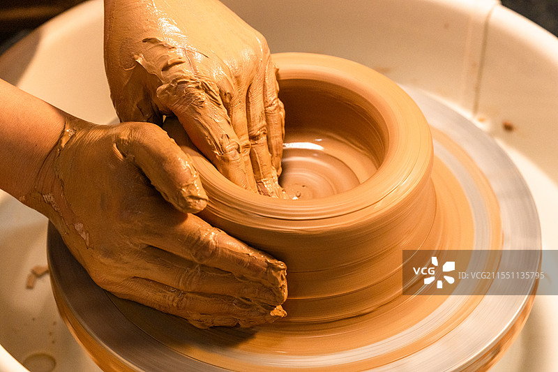 在陶轮上工作的人的手陶艺制作图片素材