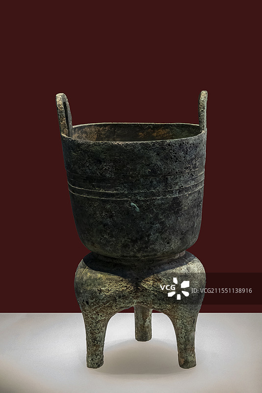 江西省博物馆“古代历史文化展”：弦纹筒形青铜甗（商，1975年江西省都昌县大港公社乌云山出土）图片素材