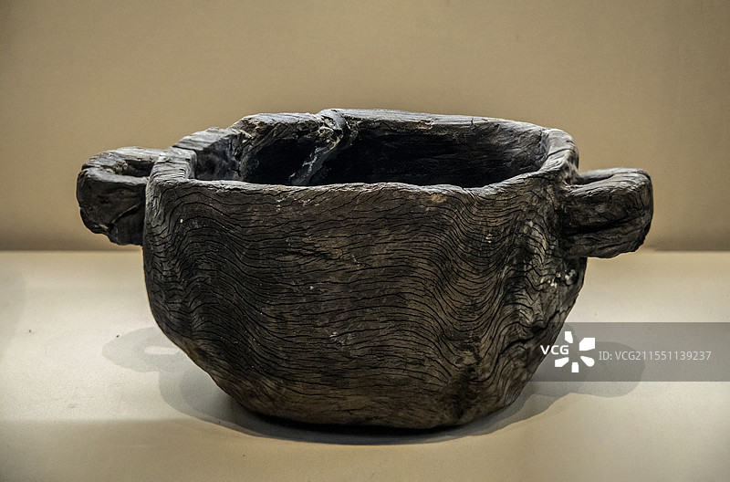 江西省博物馆“古代历史文化展”：提手木盆（商，1993年江西省德安县陈家墩遗址出土）图片素材