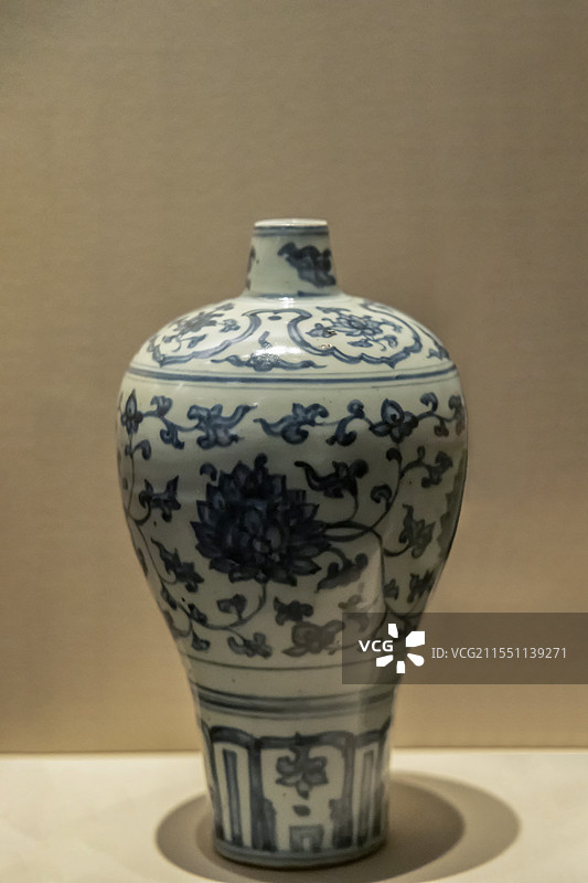 江西省博物馆“古代历史文化展”：缠枝莲纹青花瓷梅瓶（明，正德，1976年江西省万年县收购）图片素材