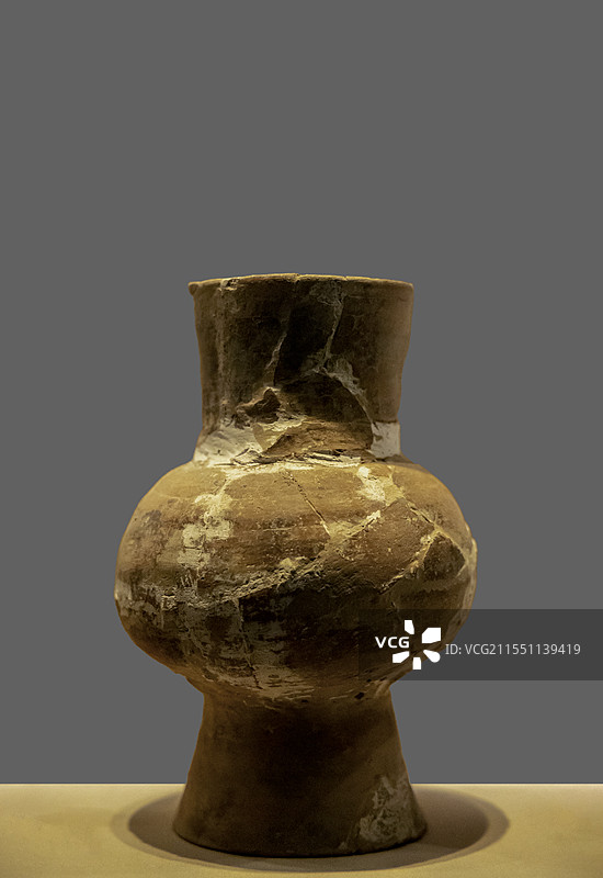 江西省博物馆“古代历史文化展”：长颈陶壶（新石器时代，1983年江西省靖安县郑家坳墓葬出土）图片素材