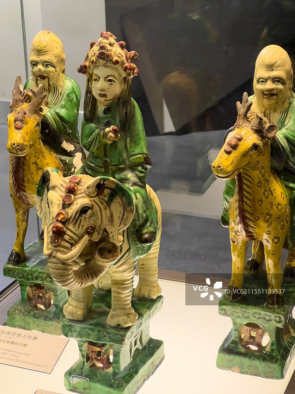 周口市博物馆 明代 神仙陶瓷人物像 太极仙翁骑鹿人像 碧霞元君骑象人物像图片素材