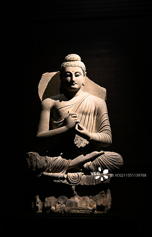 香港苏富比佛教圣物展的犍陀罗释迦摩尼佛坐像图片素材