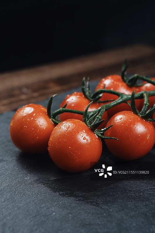 暗调岩板上的连串西红柿小番茄图片素材