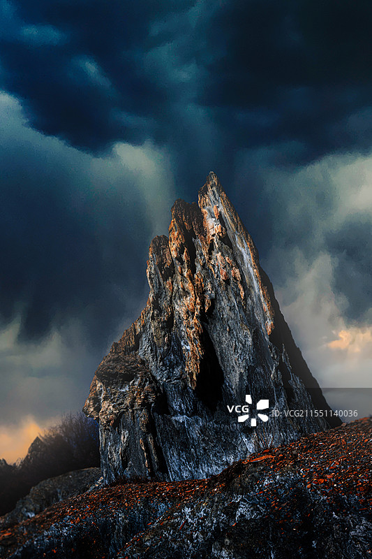 墨石之境，一座上亿年的活化石。它正仰望着天穹，诉说着自己永恆的苍桑图片素材