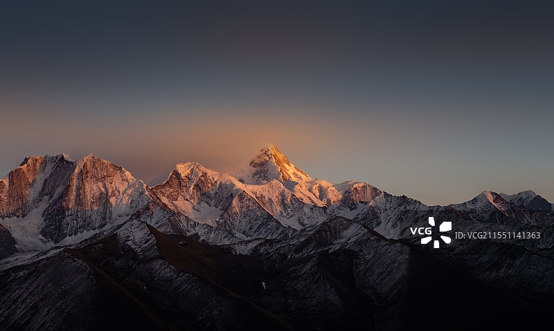 日落下的贡嘎雪山图片素材