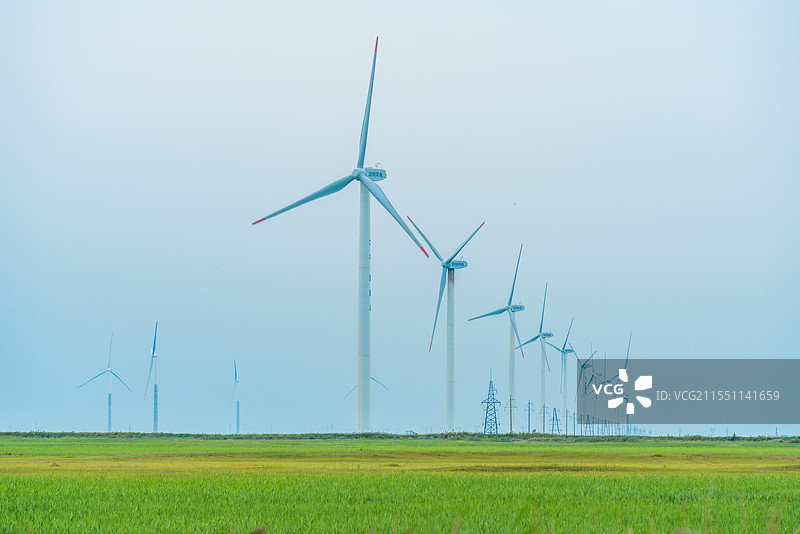 草原上的风力发电机图片素材