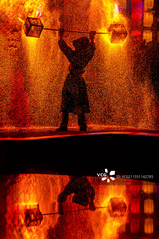 中国传统非遗文化民间绝技火壶表演图片素材