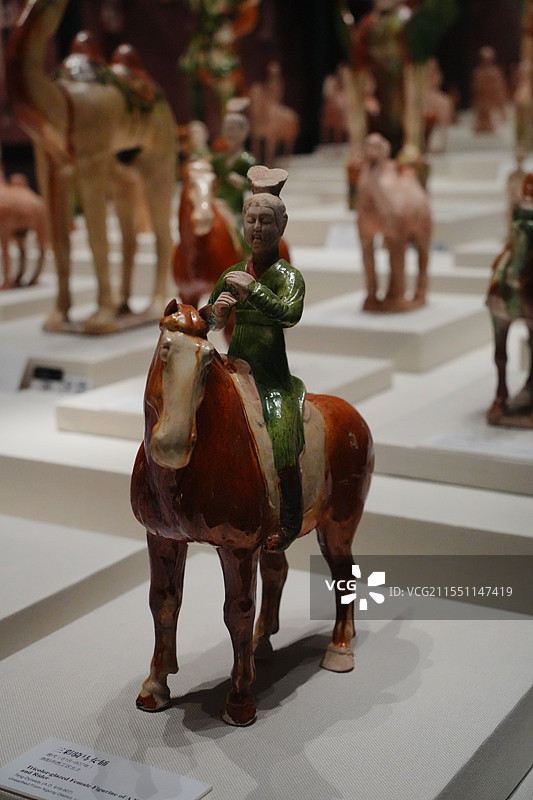 唐三彩陶俑，镇墓兽明器，洛阳隋唐大运河博物馆图片素材
