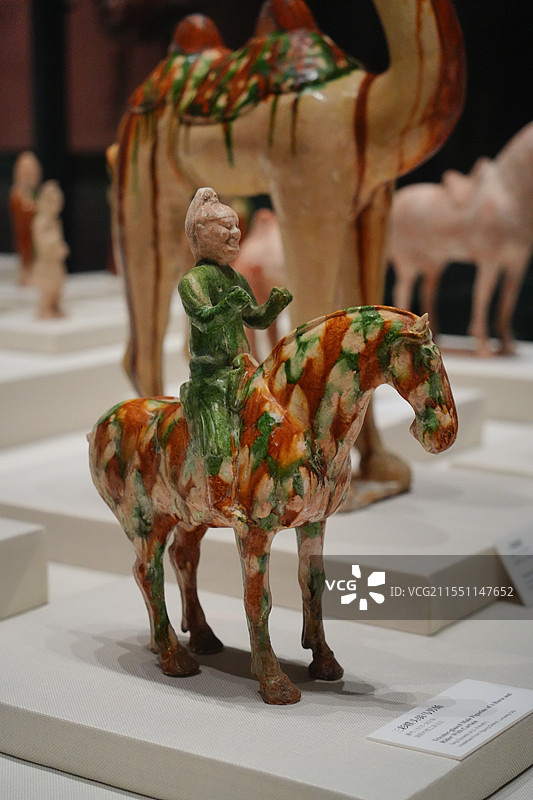 唐三彩陶俑，镇墓兽明器，洛阳隋唐大运河博物馆图片素材