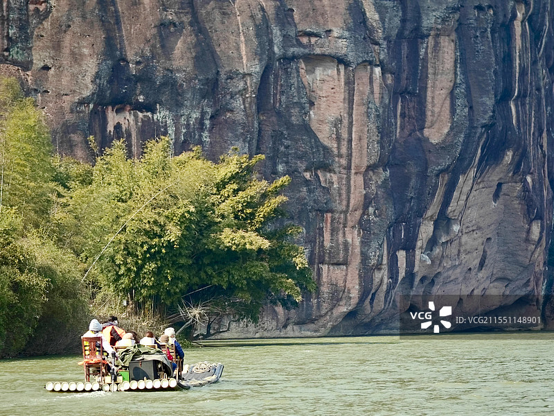 龙虎山泸溪河竹筏漂流感受两岸丹霞地貌风光图片素材