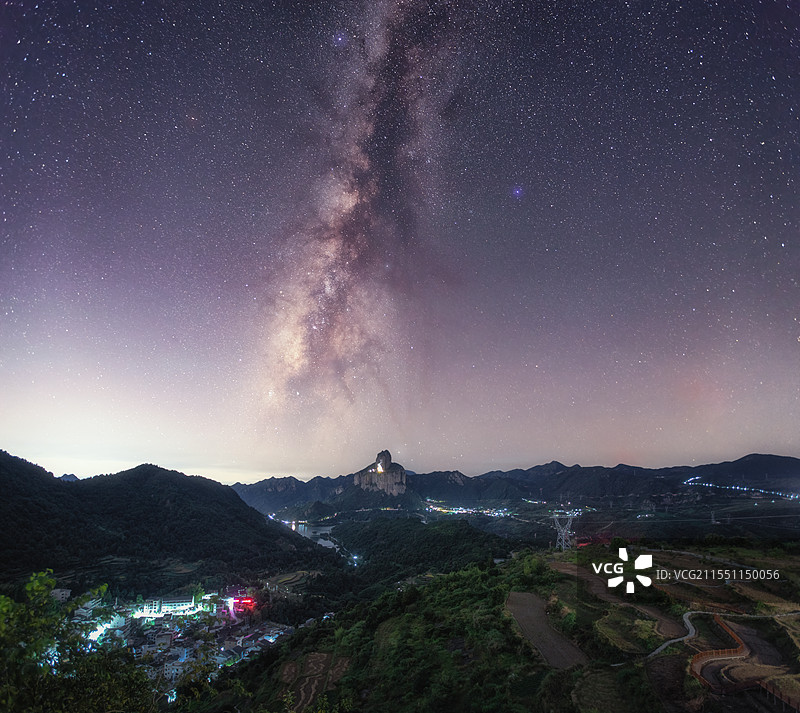 银河下的中雁荡山图片素材