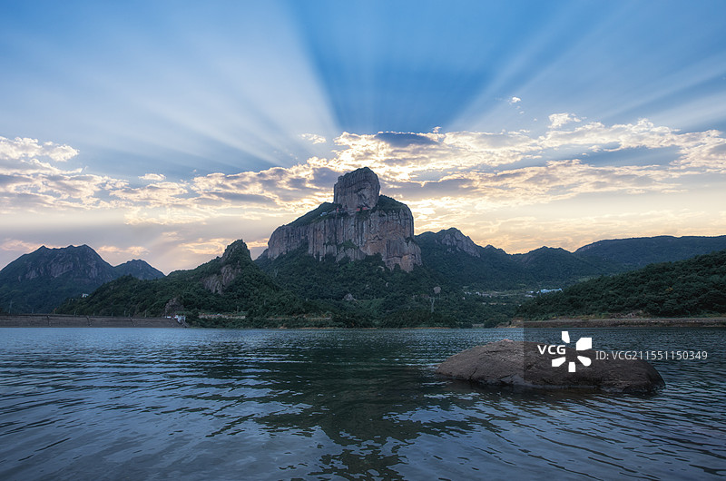 夕阳下的群山对峙的湖景图片素材