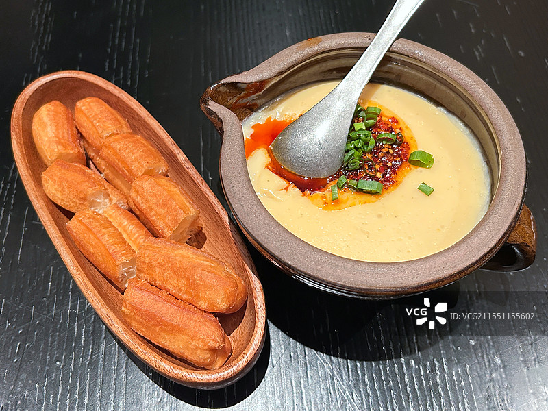 云南保山稀豆粉配油条图片素材