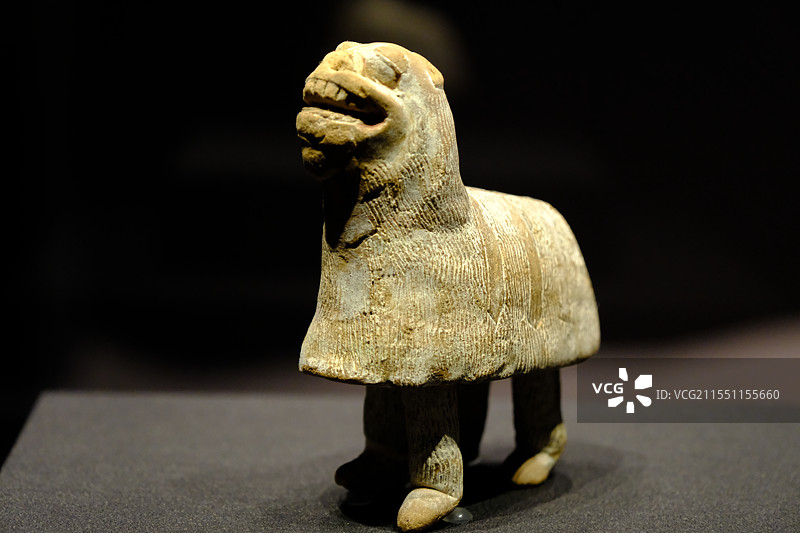 彩绘狮舞泥俑图片素材