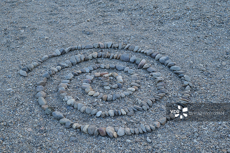 排列成螺旋状的石头图片素材