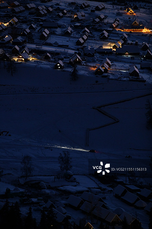 日暮时分白哈巴村中夜行的车辆图片素材