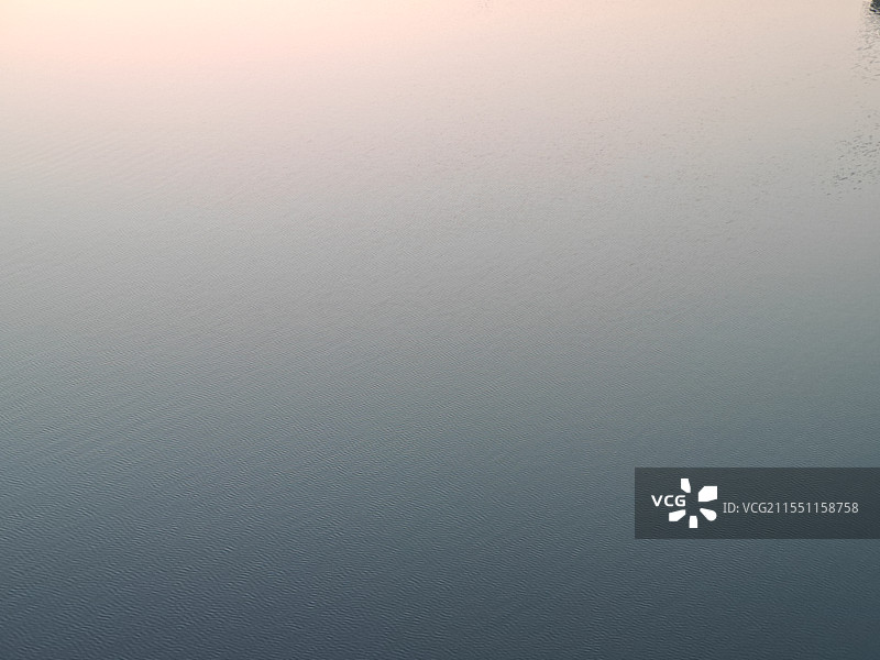 清晨日出前平静切微微流动的河流的水面图片素材