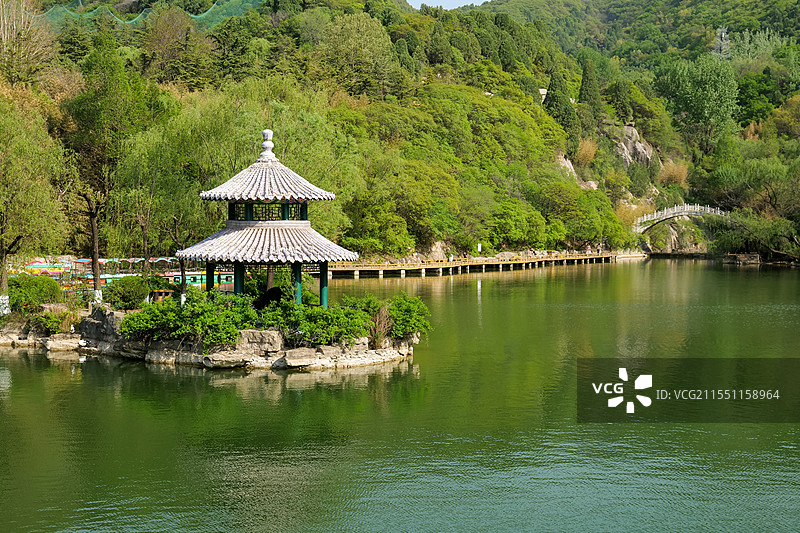 山东济南红叶谷景区绚秋湖休息亭图片素材