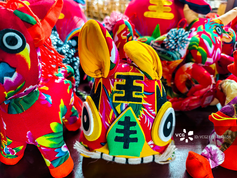 传统手工非遗产品-布老虎图片素材