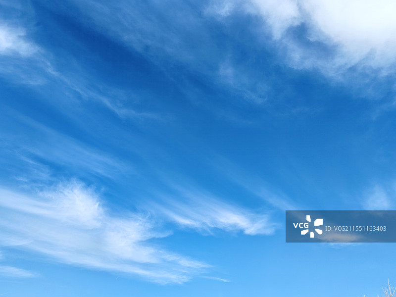 蓝天上丝状的云彩图片素材