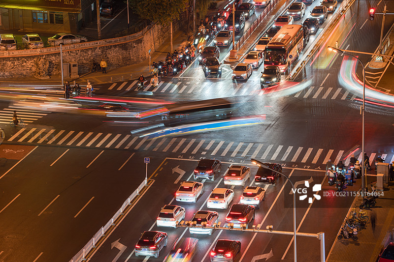夜晚城市十字路口车水马龙的景象图片素材