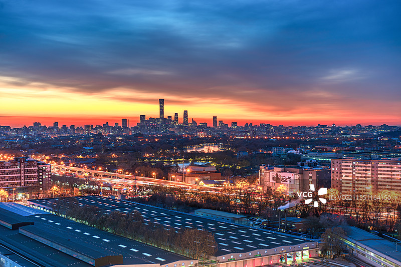 北京朝霞天际线下的现代都市人间烟火图片素材