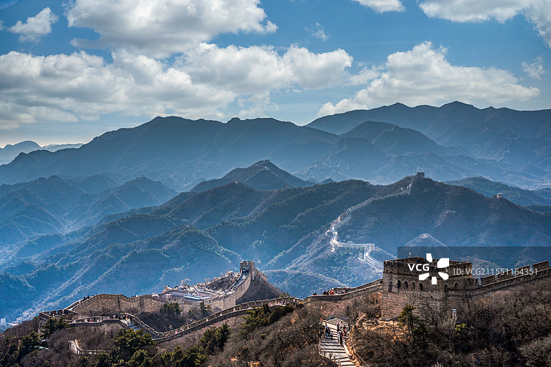 八达岭万里长城雄伟景致及周边山峦风光图片素材