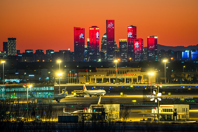 北京夜幕下机场与望京建筑群图片素材
