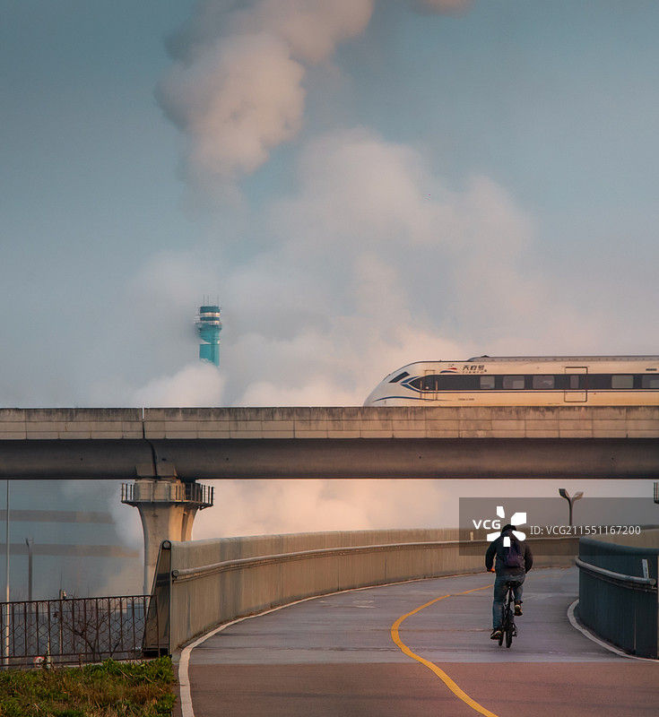 青春下的赶路人图片素材