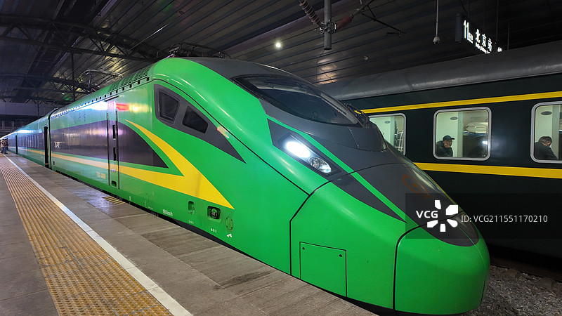 停在站台的“绿巨人”复兴号动车图片素材